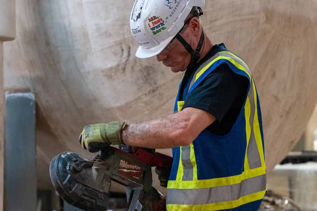 Cutting large-diameter pipe inside an industrial vessel